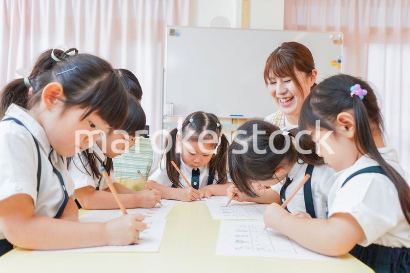 幼稚園で勉強をする子どもたち