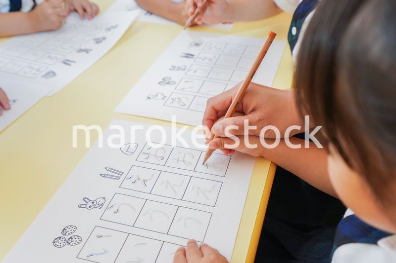 幼稚園で勉強をする子どもたち