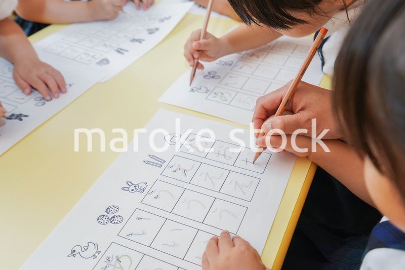 幼稚園で勉強をする子どもたち
