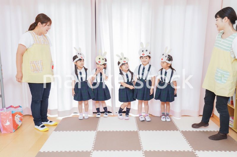 発表会の練習をする子どもたちと保育士