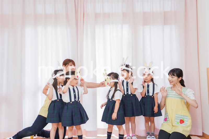 発表会の練習をする子どもたちと保育士