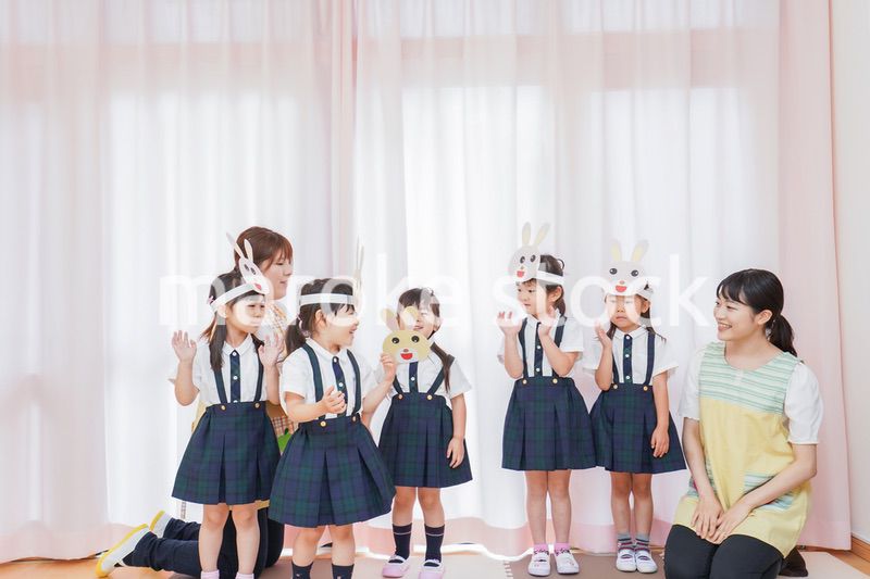 発表会の練習をする子どもたちと保育士