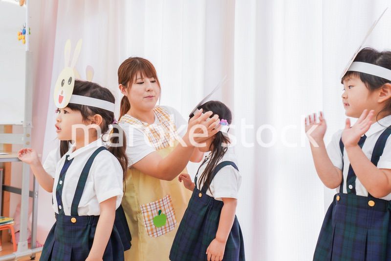 発表会の練習をする子どもたちと保育士