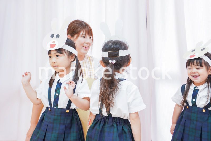 発表会の練習をする子どもたちと保育士