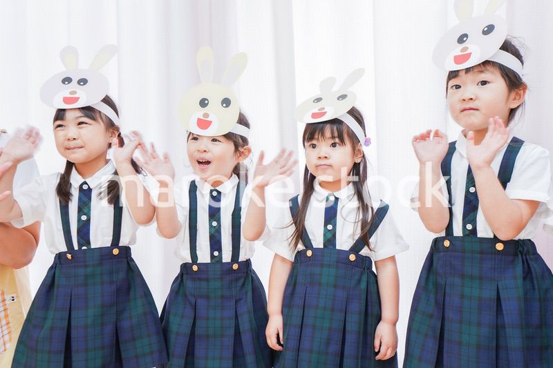 発表会の練習をする子どもたちと保育士