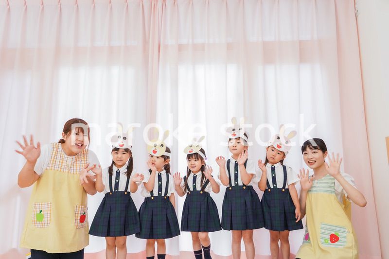 発表会の練習をする子どもたちと保育士