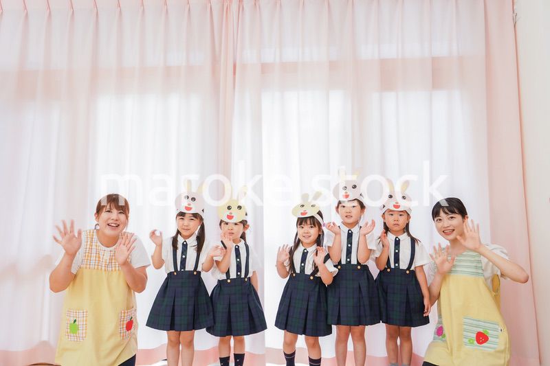 発表会の練習をする子どもたちと保育士