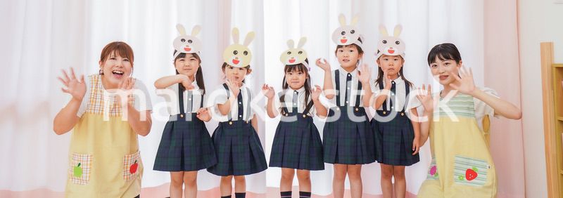 発表会の練習をする子どもたちと保育士