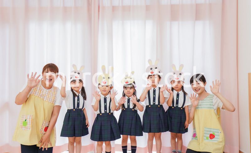 発表会の練習をする子どもたちと保育士