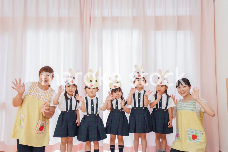 発表会の練習をする子どもたちと保育士