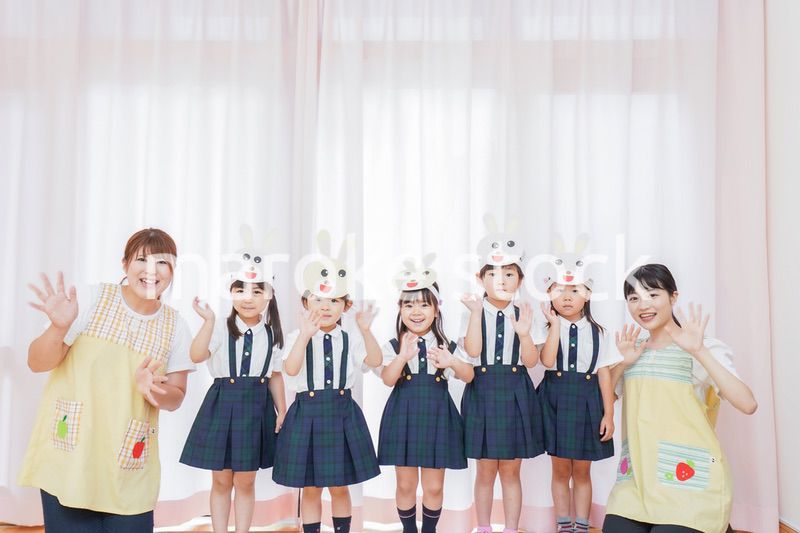 発表会の練習をする子どもたちと保育士