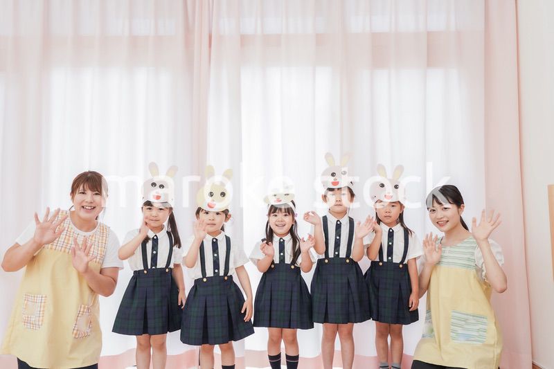 発表会の練習をする子どもたちと保育士