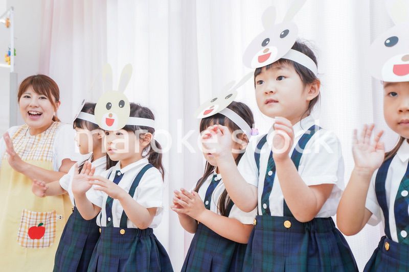 発表会の練習をする子どもたちと保育士