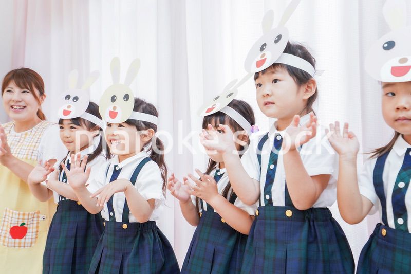 発表会の練習をする子どもたちと保育士