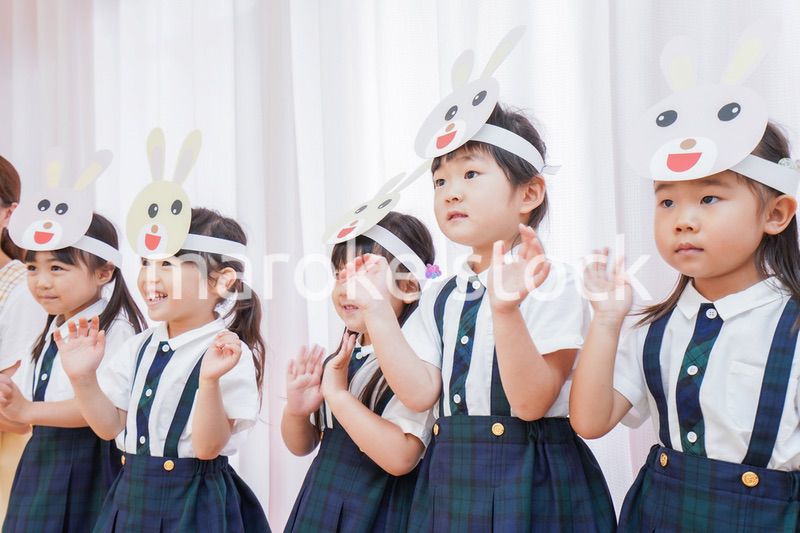 発表会の練習をする子どもたちと保育士