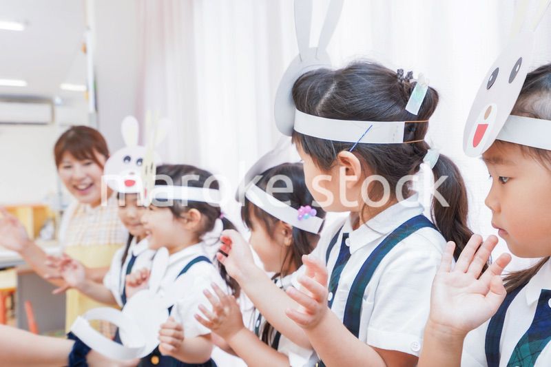 発表会の練習をする子どもたちと保育士