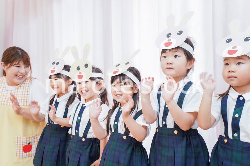 発表会の練習をする子どもたちと保育士