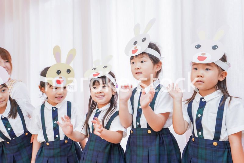 発表会の練習をする子どもたちと保育士