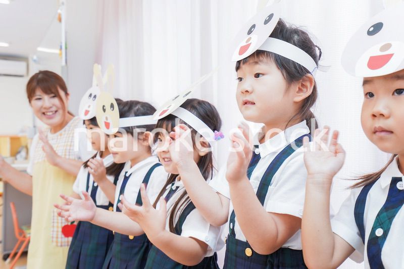 発表会の練習をする子どもたちと保育士