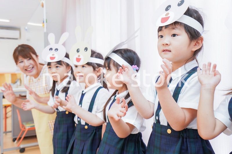 発表会の練習をする子どもたちと保育士