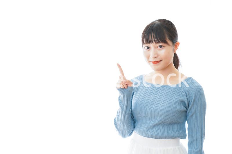 重要な事柄を指差す若い女性
