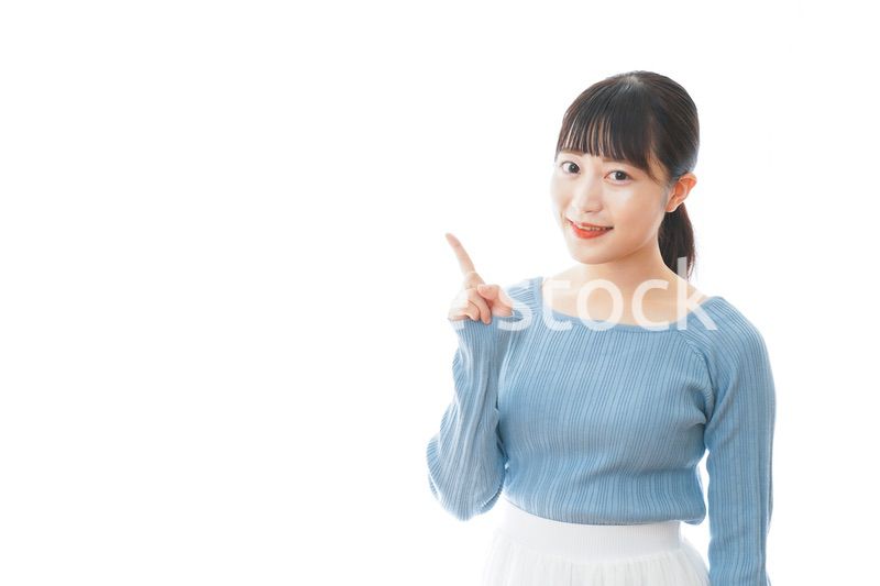 重要な事柄を指差す若い女性
