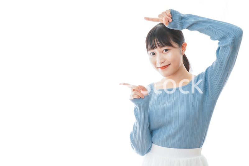 重要な事柄を指差す若い女性