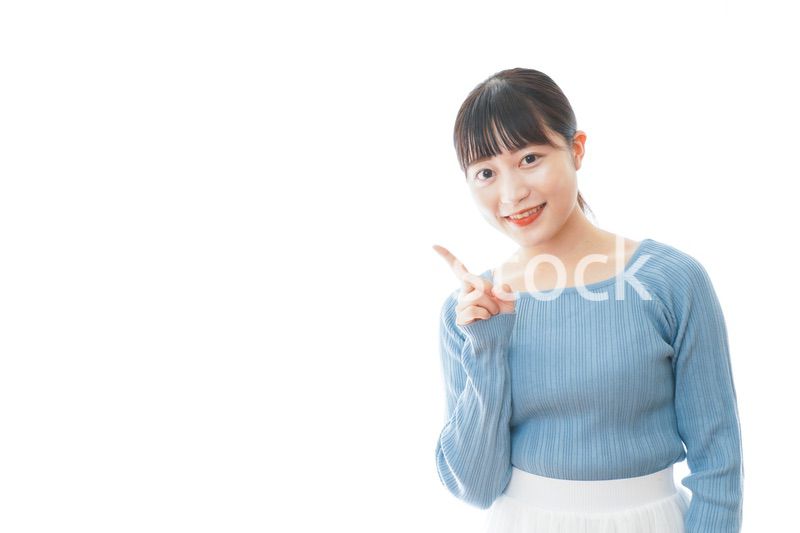 重要な事柄を指差す若い女性