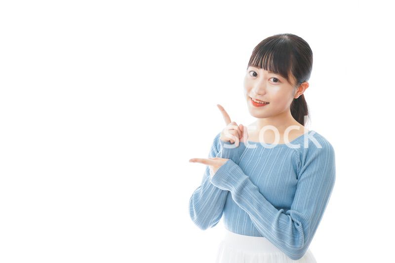 重要な事柄を指差す若い女性