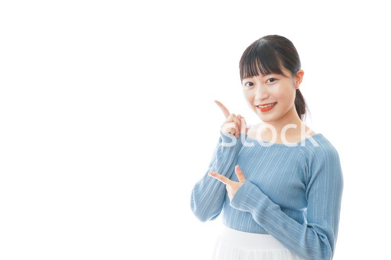 重要な事柄を指差す若い女性