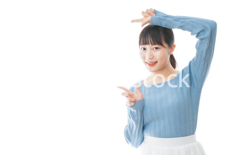 重要な事柄を指差す若い女性