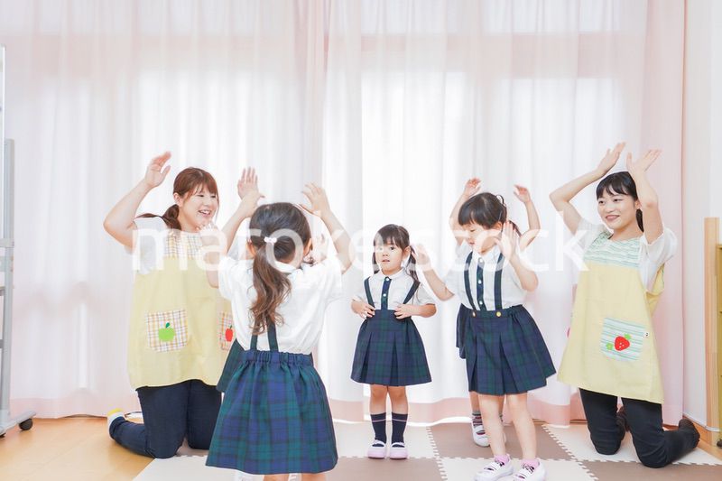 発表会の練習をする子どもたちと保育士