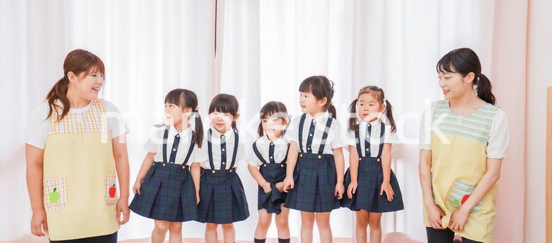 発表会の練習をする子どもたちと保育士