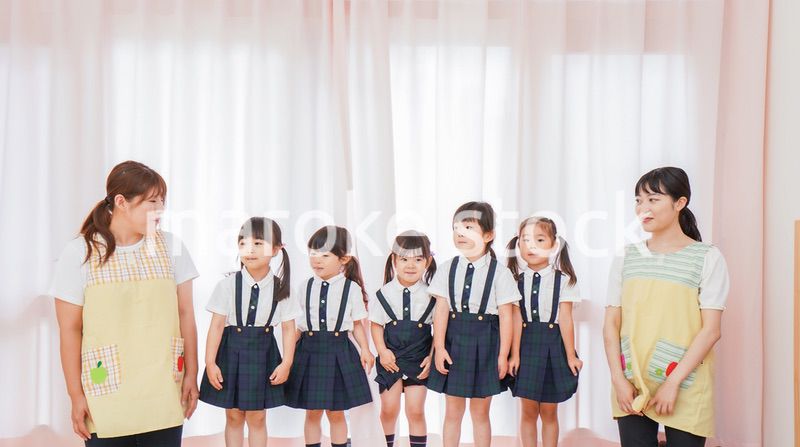 発表会の練習をする子どもたちと保育士