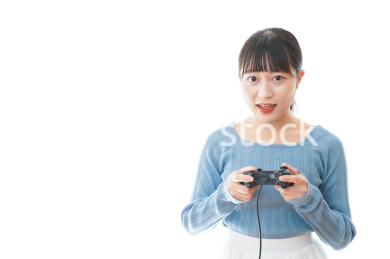 テレビゲームをプレイする若い女性