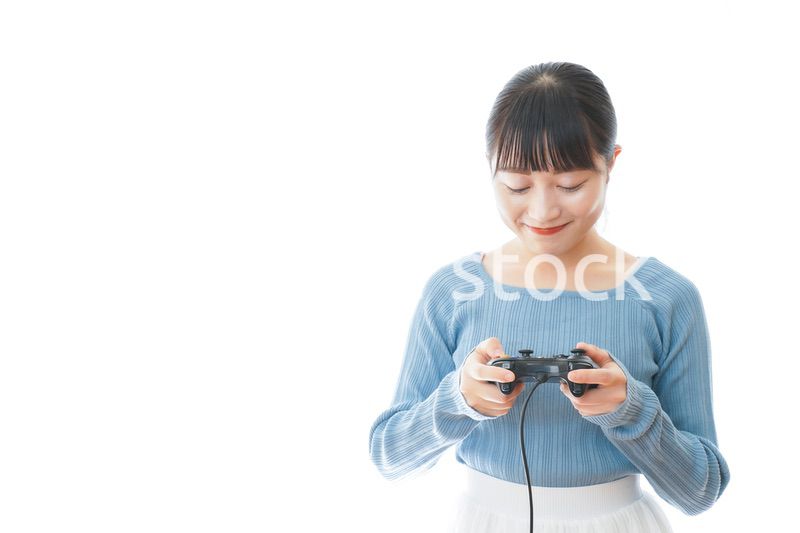 テレビゲームをプレイする若い女性