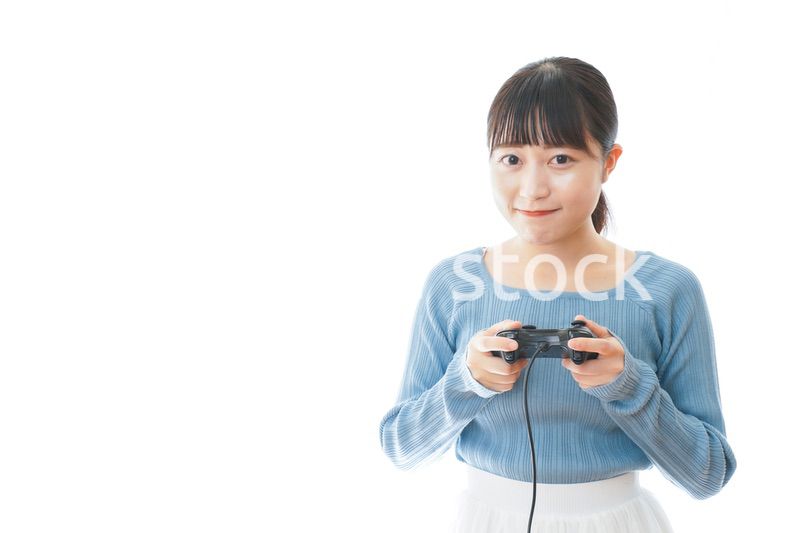 テレビゲームをプレイする若い女性