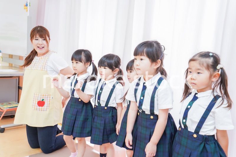 発表会の練習をする子どもたちと保育士