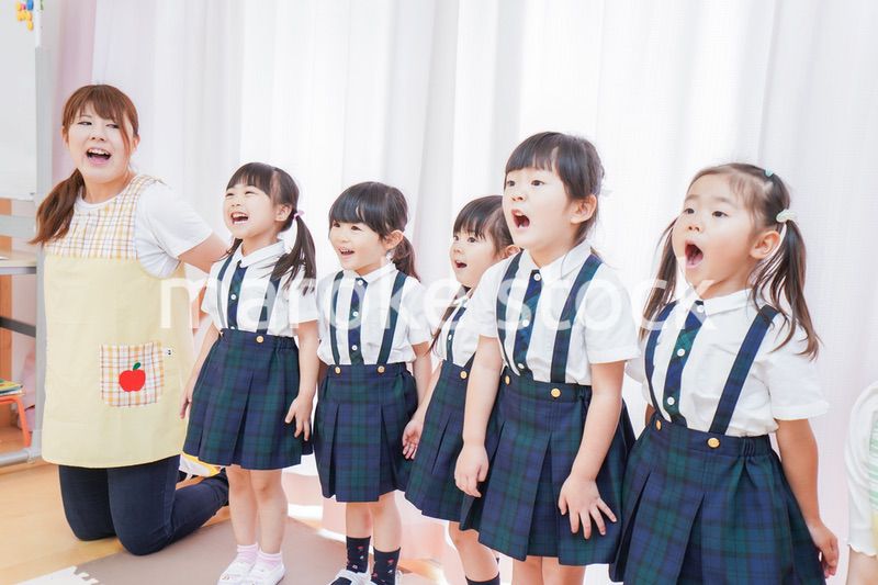 発表会の練習をする子どもたちと保育士