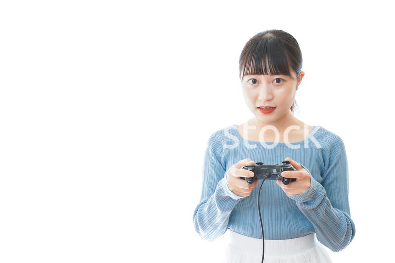 テレビゲームをプレイする若い女性