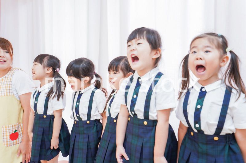 発表会の練習をする子どもたちと保育士