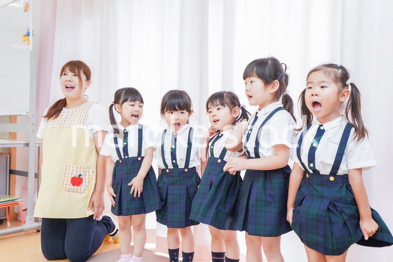 発表会の練習をする子どもたちと保育士