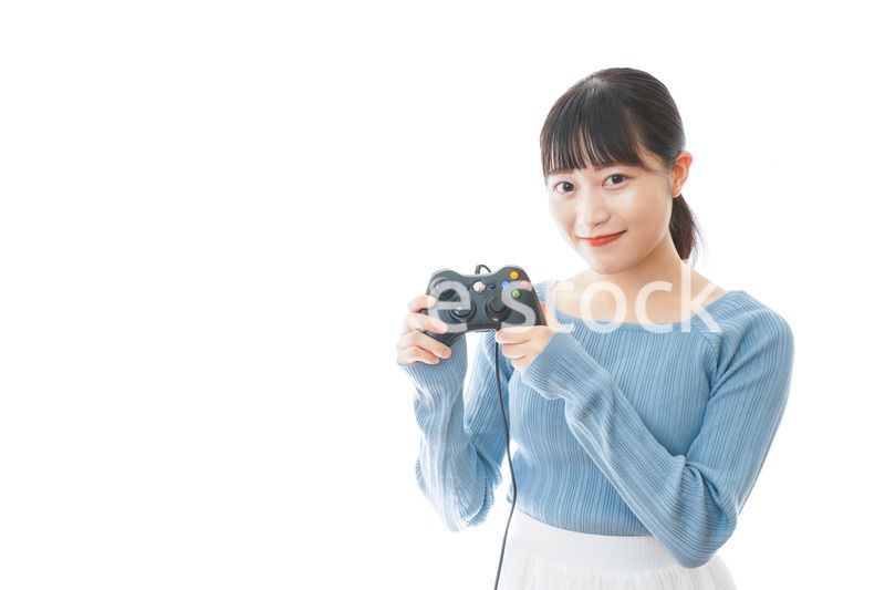 テレビゲームをプレイする若い女性