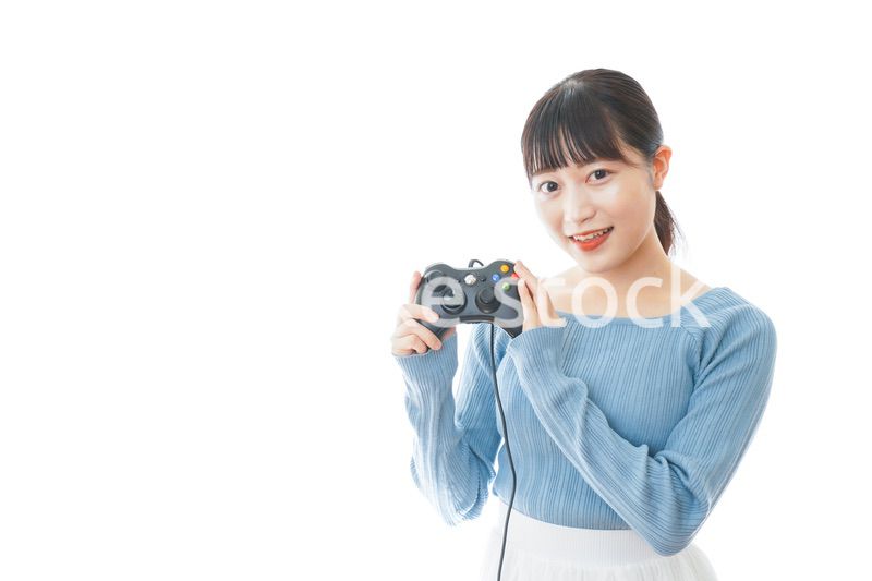 テレビゲームをプレイする若い女性