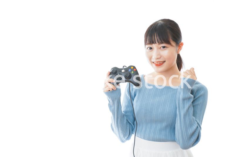 テレビゲームをプレイする若い女性