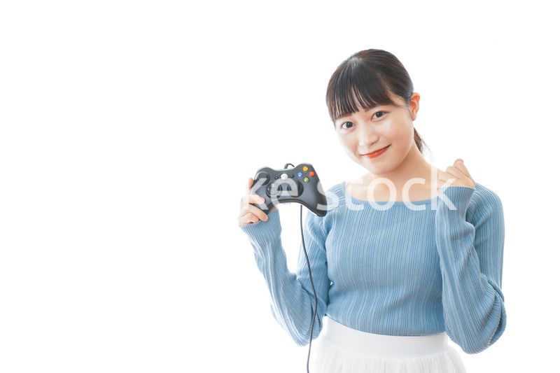 テレビゲームをプレイする若い女性