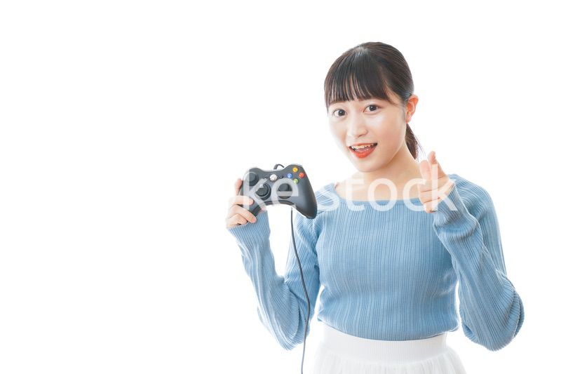 テレビゲームをプレイする若い女性