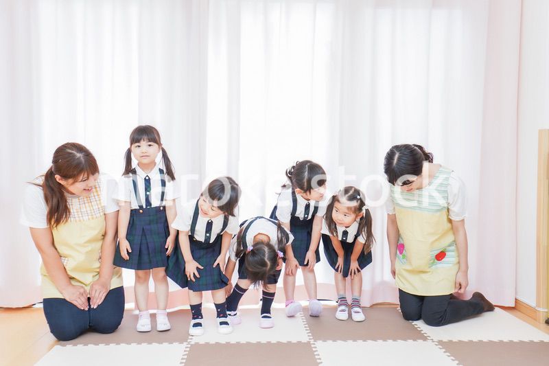 発表会の練習をする子どもたちと保育士