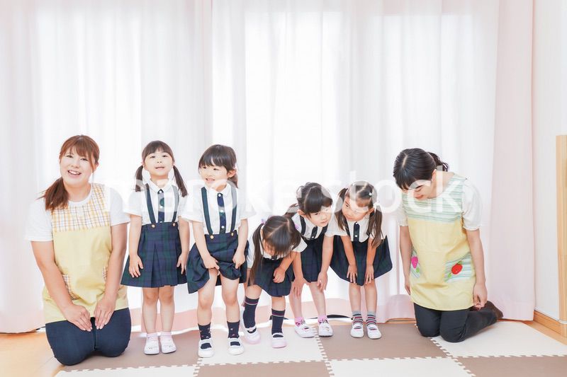 発表会の練習をする子どもたちと保育士