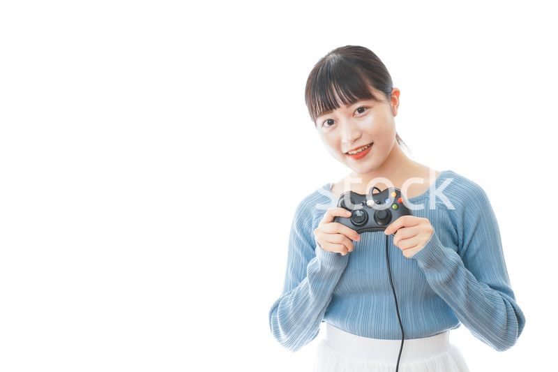 テレビゲームをプレイする若い女性